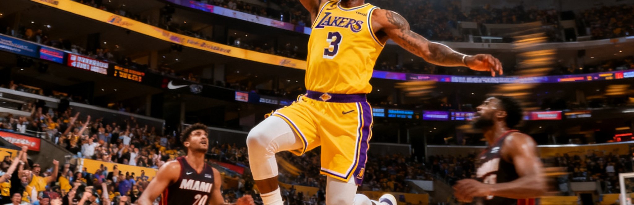 NBA西部决赛中洛杉矶湖人队球员突破防守飞身扣篮的震撼画面，球馆内观众欢呼沸腾